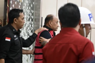 Tersangka dugaan tindak pidana korupsi tata kelola program Makan Bergizi Gratis (MBG) pada Badan Gizi Nasional (BGN) Dadan Hindayana (tengah) berjalan menuju mobil tahanan di Kejaksaan Agung, Jakarta, Rabu (3/6/2026).