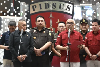 Plh Kapuspenkum Kejagung, Mochamad Jeffry (kedua kiri) mendampingi Direktur Penyidikan Jampidsus Kejagung Syarief Sulaeman Nahdi (ketiga kanan) menyampaikan keterangan pers terkait dugaan tindak pidana korupsi tata kelola program Makan Bergizi Gratis (MBG) pada Badan Gizi Nasional (BGN) di Kejaksaan Agung, Jakarta, Rabu (3/6/2026).