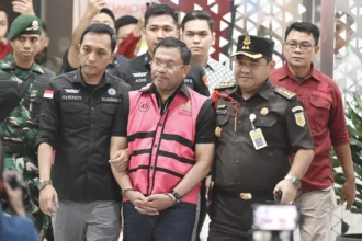 Tersangka dugaan tindak pidana korupsi tata kelola program Makan Bergizi Gratis (MBG) pada Badan Gizi Nasional (BGN) Sony Sonjaya (tengah) berjalan memasuki mobil tahanan di Kejaksaan Agung, Jakarta, Rabu (3/6/2026).