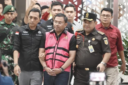 Tersangka dugaan tindak pidana korupsi tata kelola program Makan Bergizi Gratis (MBG) pada Badan Gizi Nasional (BGN) Sony Sonjaya (tengah) berjalan memasuki mobil tahanan di Kejaksaan Agung, Jakarta, Rabu (3/6/2026).