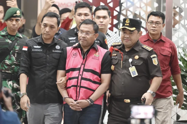 Tersangka dugaan tindak pidana korupsi tata kelola program Makan Bergizi Gratis (MBG) pada Badan Gizi Nasional (BGN) Sony Sonjaya (tengah) berjalan memasuki mobil tahanan di Kejaksaan Agung, Jakarta, Rabu (3/6/2026).
