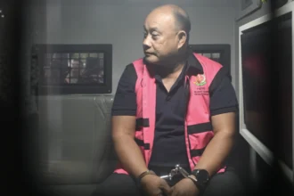 Tersangka dugaan tindak pidana korupsi tata kelola program Makan Bergizi Gratis (MBG) pada Badan Gizi Nasional (BGN) Dadan Hindayana berada di dalam mobil tahanan di Kejaksaan Agung, Jakarta, Rabu (3/6/2026).