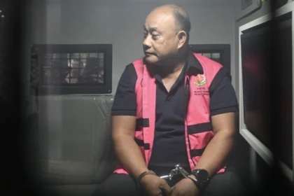 Tersangka dugaan tindak pidana korupsi tata kelola program Makan Bergizi Gratis (MBG) pada Badan Gizi Nasional (BGN) Dadan Hindayana berada di dalam mobil tahanan di Kejaksaan Agung, Jakarta, Rabu (3/6/2026).