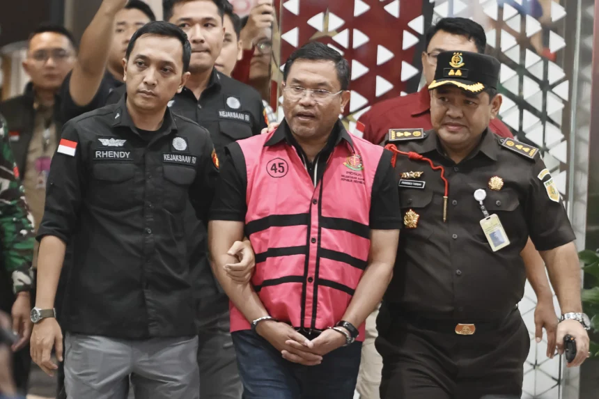 Tersangka dugaan tindak pidana korupsi tata kelola program Makan Bergizi Gratis (MBG) pada Badan Gizi Nasional (BGN) Sony Sonjaya (tengah) berjalan memasuki mobil tahanan di Kejaksaan Agung, Jakarta, Rabu (3/6/2026).