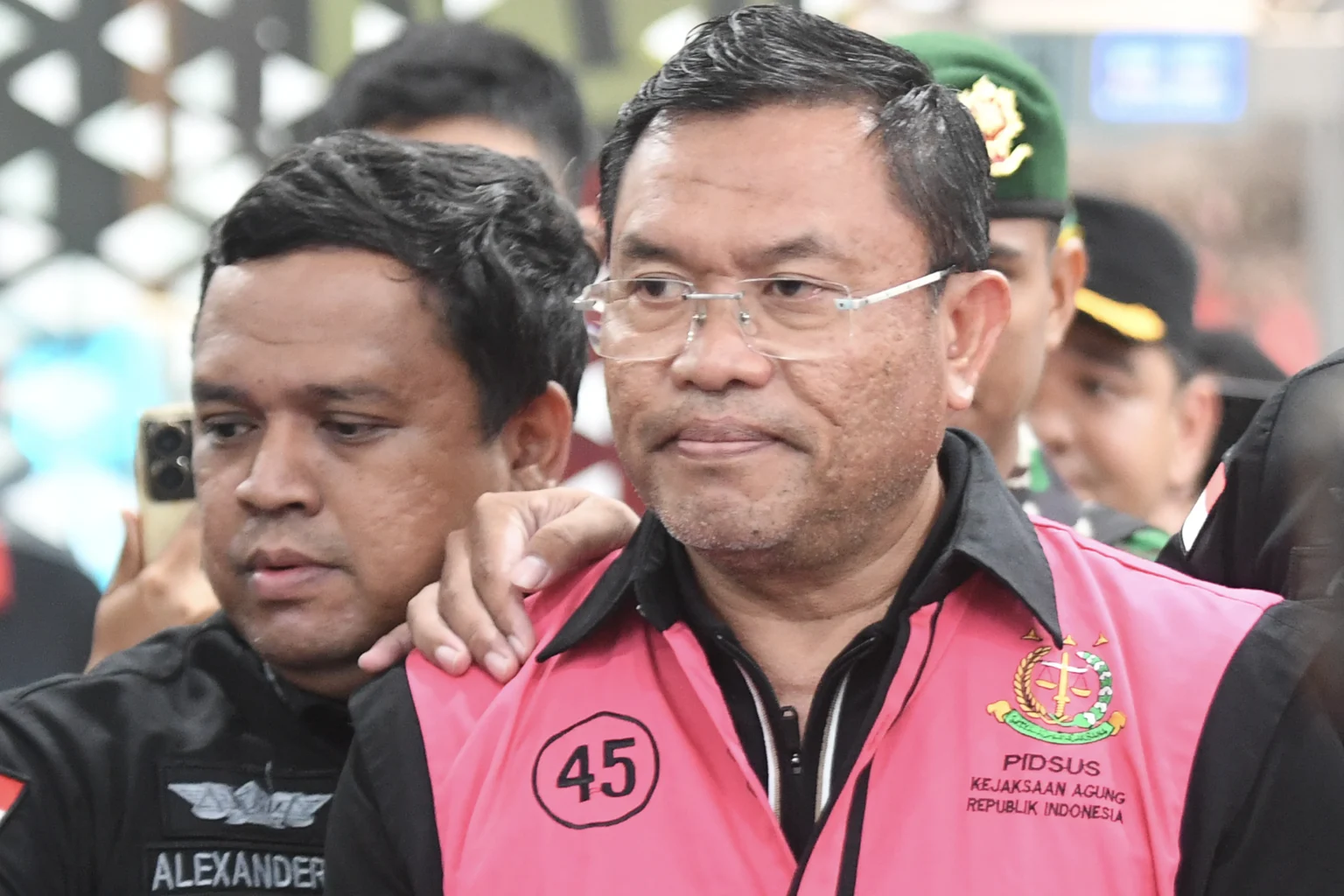 Tersangka dugaan tindak pidana korupsi tata kelola program Makan Bergizi Gratis (MBG) pada Badan Gizi Nasional (BGN) Sony Sonjaya (kanan) berjalan memasuki mobil tahanan di Kejaksaan Agung, Jakarta, Rabu (3/6/2026).