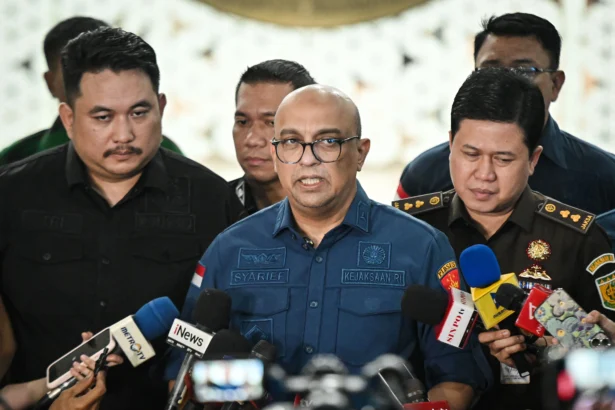 Direktur Penyidikan Jampidsus Kejagung Syarief Sulaeman Nahdi (tengah) menyampaikan keterangan terkait kasus dugaan tindak pidana korupsi penyimpangan tata kelola izin usaha pertambangan (IUP) di Kejaksaan Agung, Jakarta, Kamis (21/5/2026). Kejaksaan Agung menetapkan pemilik Quality Sukses Sejahtera, Sudianto alias Aseng sebagai tersangka dalam kasus penyimpangan tata kelola izin usaha pertambangan (IUP) di Kalimantan Barat pada tahun 2017 sampai 2025. (ANTARA FOTO/Sulthony Hasanuddi)