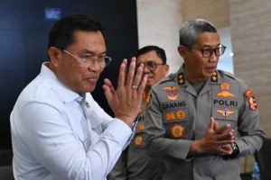 Wakil Kepala Badan Gizi Nasional (BGN) Sony Sonjaya (kiri) didampingi Kasatgas Makan Bergizi Gratis (MBG) Polri Irjen Pol. Nurworo Danang (kanan) dan Kabag Penum Divhumas Polri Kombes Pol. Erdi A. Chaniago (tengah) memberi salam kepada wartawan usai memberikan keterangan pers terkait kasus dugaan praktik jual beli titik Satuan Pelayanan Pemenuhan Gizi (SPPG) di Bareskrim Polri, Jakarta, Senin (25/5/2026).