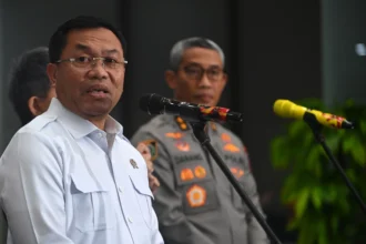 Wakil Kepala Badan Gizi Nasional (BGN) Sony Sonjaya (kiri) didampingi Kasatgas Makan Bergizi Gratis (MBG) Polri Irjen Pol. Nurworo Danang (kanan) memberikan keterangan pers terkait kasus dugaan praktik jual beli titik Satuan Pelayanan Pemenuhan Gizi (SPPG) di Bareskrim Polri, Jakarta, Senin (25/5/2026).