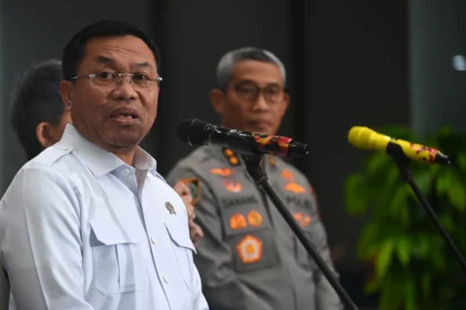 Wakil Kepala Badan Gizi Nasional (BGN) Sony Sonjaya (kiri) didampingi Kasatgas Makan Bergizi Gratis (MBG) Polri Irjen Pol. Nurworo Danang (kanan) memberikan keterangan pers terkait kasus dugaan praktik jual beli titik Satuan Pelayanan Pemenuhan Gizi (SPPG) di Bareskrim Polri, Jakarta, Senin (25/5/2026).