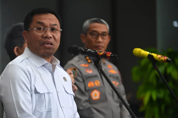 Wakil Kepala Badan Gizi Nasional (BGN) Sony Sonjaya (kiri) didampingi Kasatgas Makan Bergizi Gratis (MBG) Polri Irjen Pol. Nurworo Danang (kanan) memberikan keterangan pers terkait kasus dugaan praktik jual beli titik Satuan Pelayanan Pemenuhan Gizi (SPPG) di Bareskrim Polri, Jakarta, Senin (25/5/2026).