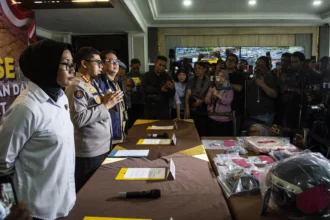 Kabid Humas Polda Jabar Kombes Pol Hendra Rochmawan (kedua kiri) didampingi Direskrimum Polda Jabar Kombes Pol I Gede Adhi Mulyawarman (ketiga kiri) dan DirresPPA-PPO Polda Jabar Kombes Pol Rumi Untari (kiri) memberikan keterangan pers kasus tindak pidana penyekapan dan penganiyaan berat di Mapolda Jawa Barat, Bandung, Jawa Barat, Rabu (24/6/2026).