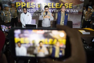 Kabid Humas Polda Jabar Kombes Pol Hendra Rochmawan (tengah) didampingi Direskrimum Polda Jabar Kombes Pol I Gede Adhi Mulyawarman (kanan) dan DirresPPA-PPO Polda Jabar Kombes Pol Rumi Untari (kiri) memberikan keterangan pers kasus tindak pidana penyekapan dan penganiyaan berat di Mapolda Jawa Barat, Bandung, Jawa Barat, Rabu (24/6/2026).