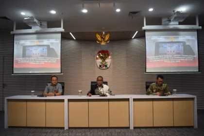 Plt. Direktur Penyidikan KPK Achmad Taufik Husein (tengah) didampingi Direktur Penindakan Kortas Tipikor Polri Brigjen Pol. Robertus Yohanes De Deo Tresna Eka Trimana (kiri) dan Juru Bicara KPK Budi Prasetyo (kanan) menyampaikan keterangan pers terkait operasi tangkap tangan Bupati Muara Enim di Gedung Merah Putih KPK, Jakarta, Selasa (9/6/2026).