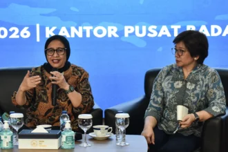 Kepala Badan Gizi Nasional Nanik S Deyang (kiri) didampingi Wakil Kepala BGN Agustina Arumsari (kanan) menyampaikan konferensi pers di Kantor Pusat BGN, Jakarta, Kamis (4/6/2026).