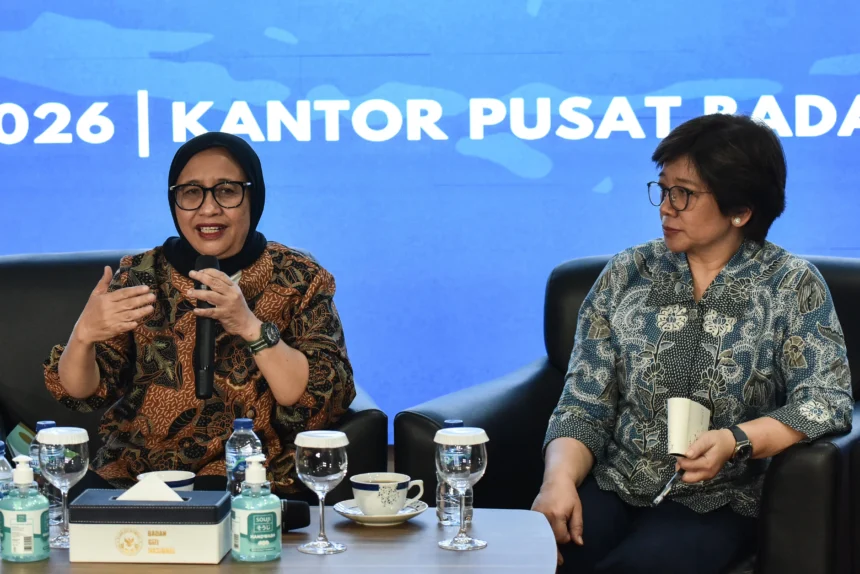 Kepala Badan Gizi Nasional Nanik S Deyang (kiri) didampingi Wakil Kepala BGN Agustina Arumsari (kanan) menyampaikan konferensi pers di Kantor Pusat BGN, Jakarta, Kamis (4/6/2026).