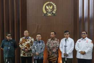 Menteri Sekretaris Negara Prasetyo Hadi (ketiga kanan) bersama Menteri Ketenagakerjaan Yassierli (kedua kanan), Wakil Ketua DPR Sufmi Dasco Ahmad (ketiga kiri), Cucun Ahmad Syamsurijal (kedua kiri), Penasihat Khusus Presiden Bidang Ketenagakerjaan dan Kesejahteraan Buruh Said Iqbal (kiri) dan Presiden Konfederasi Serikat Pekerja Seluruh Indonesia Andi Gani Nena Wea (kanan) menyampaikan keterangan usai rapat koordinasi satgas mitigasi Pemutusan Hubungan Kerja (PHK) di Kompleks Parlemen, Senayan, Jakarta