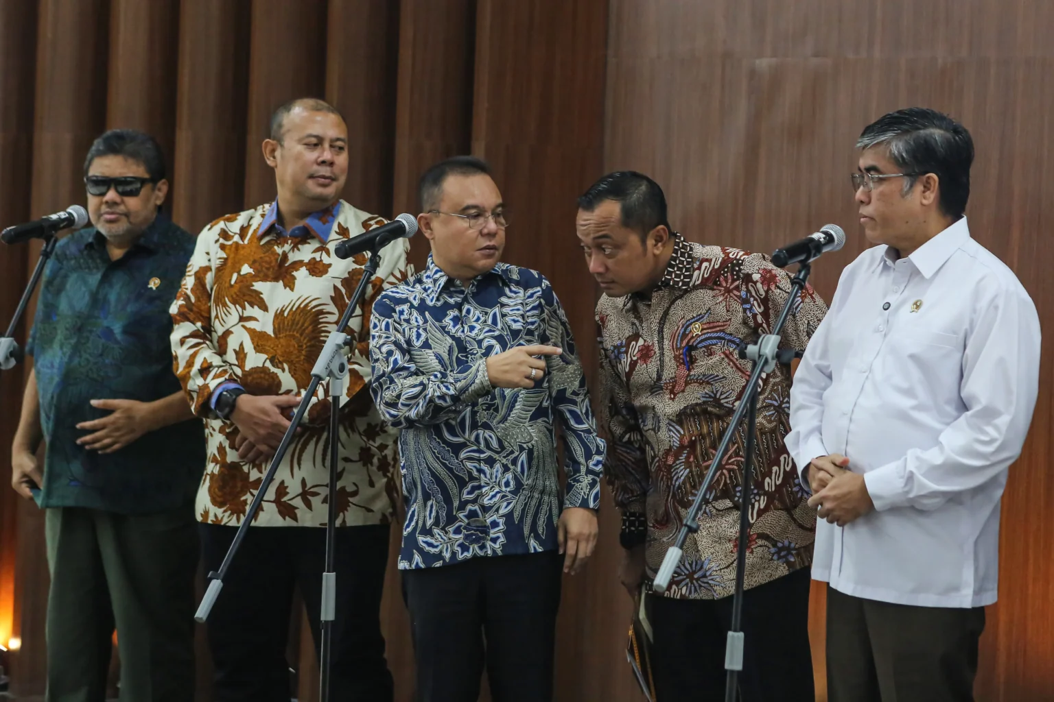 Menteri Sekretaris Negara Prasetyo Hadi (kedua kanan) bersama Menteri Ketenagakerjaan Yassierli (kanan), Wakil Ketua DPR Sufmi Dasco Ahmad (tengah), Cucun Ahmad Syamsurijal (kedua kiri), dan Penasihat Khusus Presiden Bidang Ketenagakerjaan dan Kesejahteraan Buruh Said Iqbal (kiri) berbincang sebelum menyampaikan keterangan usai rapat koordinasi satgas mitigasi Pemutusan Hubungan Kerja (PHK) di Kompleks Parlemen, Senayan, Jakarta, Jumat (26/6/2026).