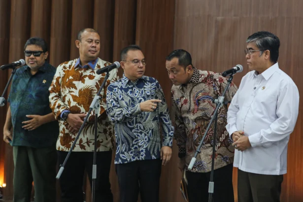 Menteri Sekretaris Negara Prasetyo Hadi (kedua kanan) bersama Menteri Ketenagakerjaan Yassierli (kanan), Wakil Ketua DPR Sufmi Dasco Ahmad (tengah), Cucun Ahmad Syamsurijal (kedua kiri), dan Penasihat Khusus Presiden Bidang Ketenagakerjaan dan Kesejahteraan Buruh Said Iqbal (kiri) berbincang sebelum menyampaikan keterangan usai rapat koordinasi satgas mitigasi Pemutusan Hubungan Kerja (PHK) di Kompleks Parlemen, Senayan, Jakarta, Jumat (26/6/2026).