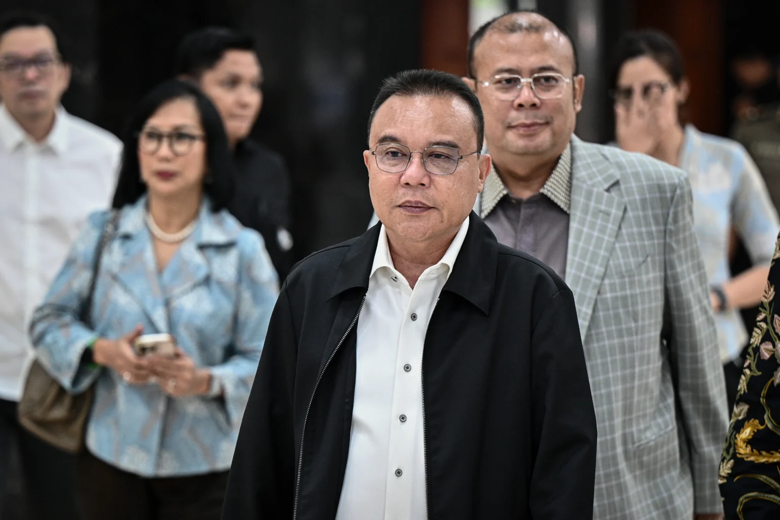 Wakil Ketua DPR Sufmi Dasco (kedua kanan) dan Cucun Ahmad Syamsurijal (kanan) tiba untuk menyampaikan keterangan pers terkait potongan komisi untuk layanan ojek online (ojol) di Kompleks Parlemen, Senayan, Jakarta