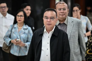Wakil Ketua DPR Sufmi Dasco (kedua kanan) dan Cucun Ahmad Syamsurijal (kanan) tiba untuk menyampaikan keterangan pers terkait potongan komisi untuk layanan ojek online (ojol) di Kompleks Parlemen, Senayan, Jakarta