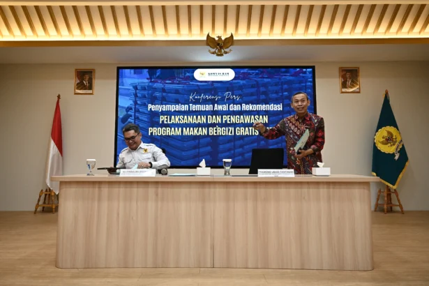 Komisioner Pengkajian dan Penelitian Komnas HAM Uli Parulian Sihombing (kiri) dan Koordinator Subkomisi Penegakan HAM Pramono Ubaid Tanthowi (kanan) bersiap meninggalkan ruangan usai menyampaikan keterangan terkait penyampaian temuan awal dan rekomendasi pelaksanaan dan pengawasan program Makan Bergizi Gratis (MBG) di Kantor Komnas HAM, Jakarta, Senin (15/6/2026).