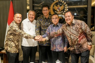 Wakil Ketua DPR Sufmi Dasco Ahmad (kedua kanan) bersama dengan Mensesneg Prasetyo Hadi (kiri), Menteri Keuangan Purbaya Yudhi Sadewa (tengah), Gubernur Bank Indonesia Perry Warjiyo (kedua kiri) dan Wakil Ketua Komisi XI DPR Mohamad Hekal (kanan) bertumpu tangan usai rapat koordinasi tentang fiskal dan moneter di Kompleks Parlemen, Senayan, Jakarta, Sabtu (6/6/2026).