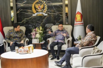 Wakil Ketua DPR Sufmi Dasco Ahmad (tengah) berbincang dengan Menteri Keuangan Purbaya Yudhi Sadewa (kiri) dan Wakil Ketua Komisi XI DPR Mohamad Hekal (kanan) saat rapat koordinasi tentang fiskal dan moneter di Kompleks Parlemen, Senayan, Jakarta, Sabtu (6/6/2026).