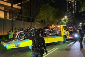 Truk towing membawa motor mewah dari rumah mantan Wakil Menteri Imigrasi dan Pemasyarakatan Silmy Karim di kawasan Brawijaya, Kebayoran Baru, Jakarta Selatan, Jumat (5/6/2026).