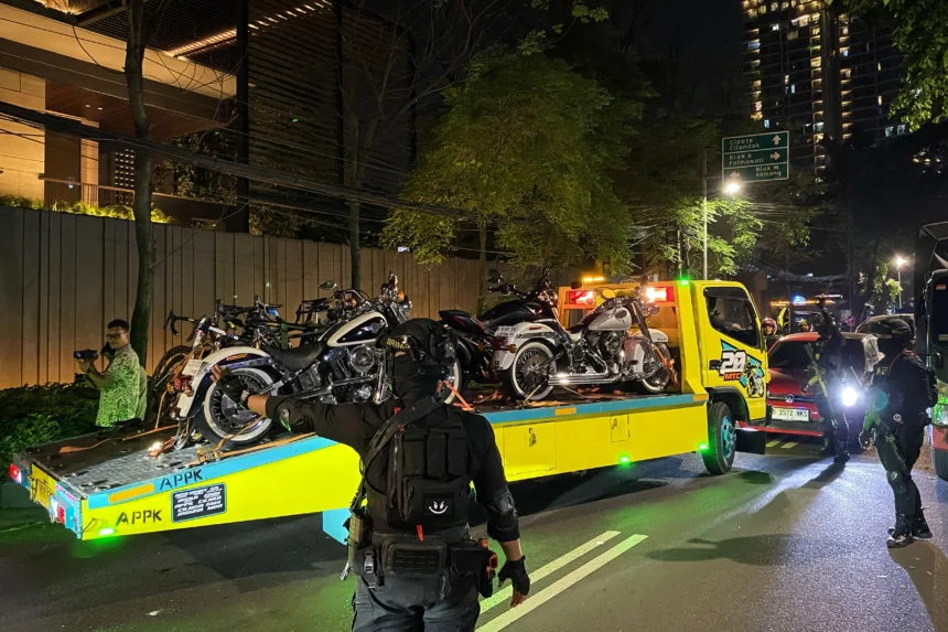 Truk towing membawa motor mewah dari rumah mantan Wakil Menteri Imigrasi dan Pemasyarakatan Silmy Karim di kawasan Brawijaya, Kebayoran Baru, Jakarta Selatan, Jumat (5/6/2026).