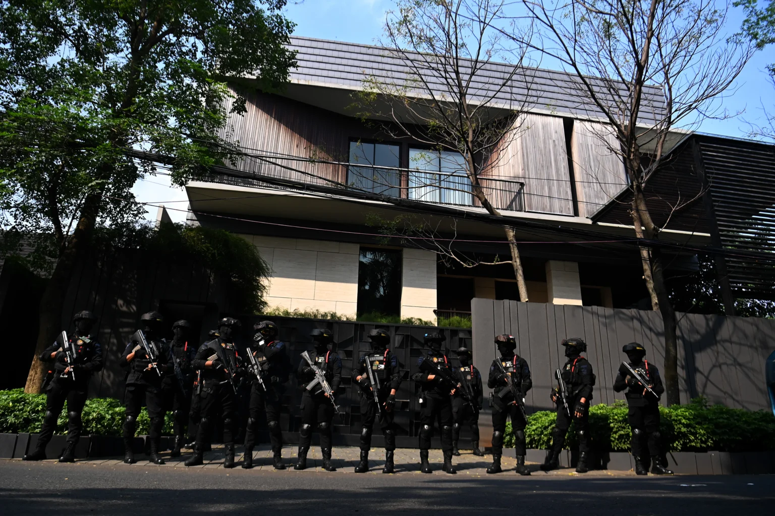 Personel Brimob berjaga saat penyidik KPK mendatangi rumah mantan Wakil Menteri Imigrasi dan Pemasyarakatan Silmy Karim di kawasan Brawijaya, Kebayoran Baru, Jakarta Selatan, Jumat (5/6/2026).