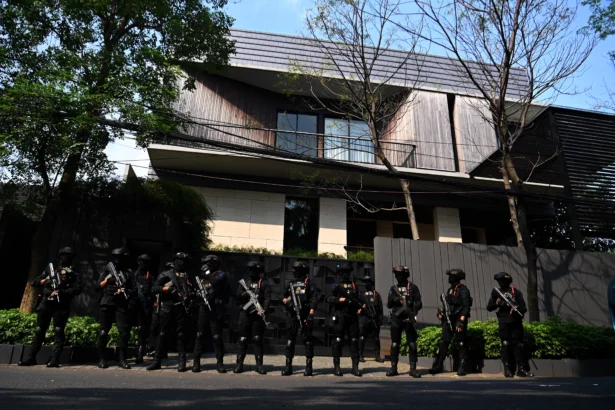 Personel Brimob berjaga saat penyidik KPK mendatangi rumah mantan Wakil Menteri Imigrasi dan Pemasyarakatan Silmy Karim di kawasan Brawijaya, Kebayoran Baru, Jakarta Selatan, Jumat (5/6/2026).