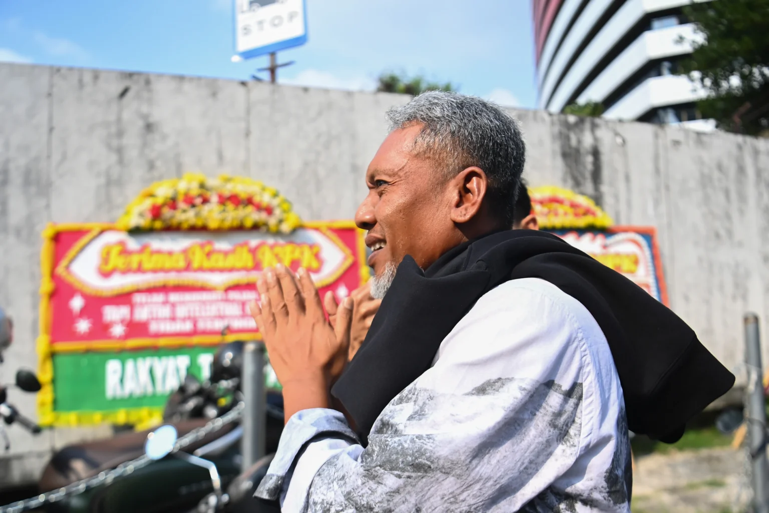 Pengusaha asal Semarang, Heri Setiyono alias Heri Black berjalan menghindari pertanyaan wartawan usai menjalani pemeriksaan di Gedung Merah Putih KPK, Jakarta, Senin (18/5/2026).