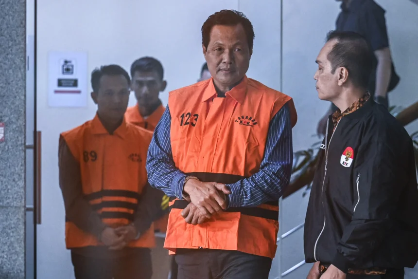 Bupati Muara Enim Edison (kedua kanan) berjalan dengan mengenakan rompi tahanan usai menjalani pemeriksaan di Gedung Merah Putih KPK, Jakarta, Selasa (9/6/2026).