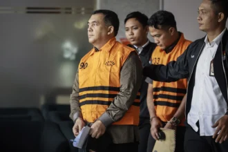 Wakil Menteri Imigrasi dan Pemasyarakatan (Imipas) Silmy Karim (kiri) berjalan dengan mengenakan rompi tahanan dan tangan terborgol usai menjalani pemeriksaan di Gedung Merah Putih KPK, Jakarta, Kamis (4/6/2026). (Sumber: Antara Foto/Dhemas Reviyanto/app/tom)