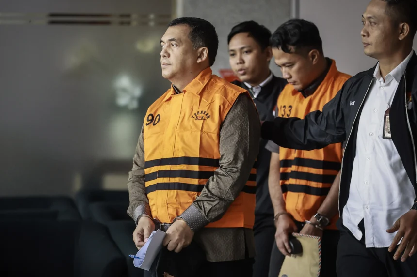 Wakil Menteri Imigrasi dan Pemasyarakatan (Imipas) Silmy Karim (kiri) berjalan dengan mengenakan rompi tahanan dan tangan terborgol usai menjalani pemeriksaan di Gedung Merah Putih KPK, Jakarta, Kamis (4/6/2026). (Sumber: Antara Foto/Dhemas Reviyanto/app/tom)