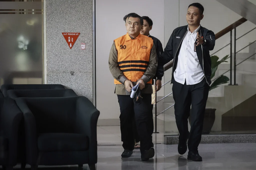 Wakil Menteri Imigrasi dan Pemasyarakatan (Imipas) Silmy Karim (kiri) berjalan dengan mengenakan rompi tahanan dan tangan terborgol usai menjalani pemeriksaan di Gedung Merah Putih KPK, Jakarta, Kamis (4/6/2026). (Sumber: Antara Foto: Dhemas Reviyanto/app/tom)