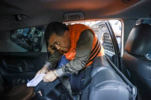 Wakil Menteri Imigrasi dan Pemasyarakatan (Imipas) Silmy Karim memasuki mobil tahanan usai menjalani pemeriksaan di Gedung Merah Putih KPK, Jakarta, Kamis (4/6/2026).