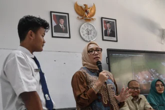 Menteri Pemberdayaan Perempuan dan Perlindungan Anak (PPPA) Arifah Choiri Fauzi (kedua kiri) berdialog dengan siswa saat meninjau Sekolah Rakyat Terintegrasi 41 di Kota Tasikmalaya, Jawa Barat
