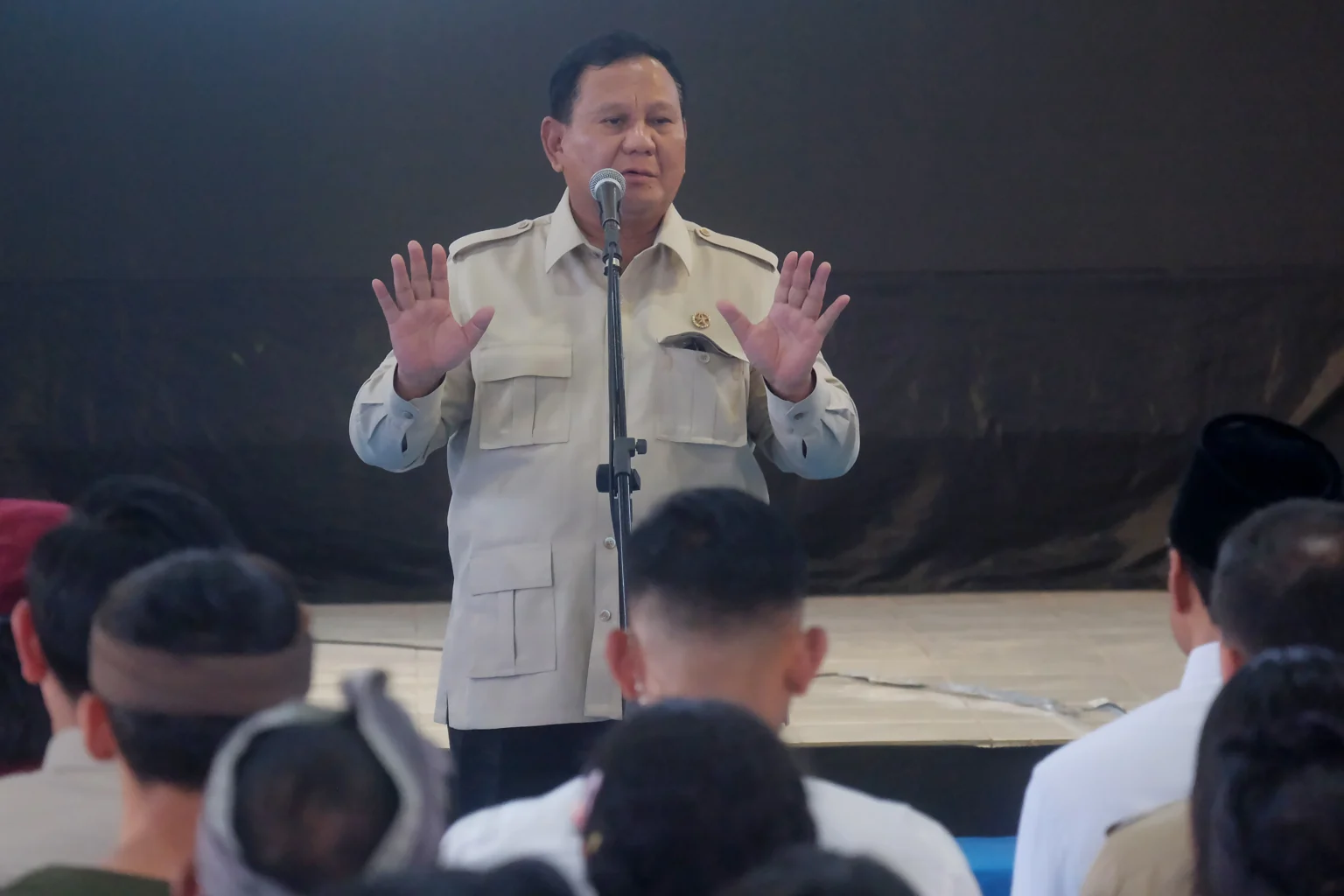 Presiden Prabowo Subianto (tengah) menyampaikan paparan di depan siswa dan orang tuanya saat melakukan peninjauan di Sekolah Rakyat Menengah Pertama (SRMP) 17 Tabanan, Bali, Minggu (7/6/2026). Presiden Prabowo Subianto menyatakan bahwa kekayaan negara harus dijaga untuk memastikan masyarakat dapat hidup dengan layak dan sejahtera, salah satunya lewat jalur pendidikan. (ANTARA FOTO/Nyoman Hendra Wibowo)