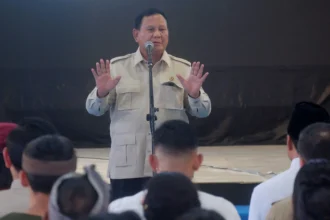 Presiden Prabowo Subianto (tengah) menyampaikan paparan di depan siswa dan orang tuanya saat melakukan peninjauan di Sekolah Rakyat Menengah Pertama (SRMP) 17 Tabanan, Bali, Minggu (7/6/2026). Presiden Prabowo Subianto menyatakan bahwa kekayaan negara harus dijaga untuk memastikan masyarakat dapat hidup dengan layak dan sejahtera, salah satunya lewat jalur pendidikan. (ANTARA FOTO/Nyoman Hendra Wibowo)