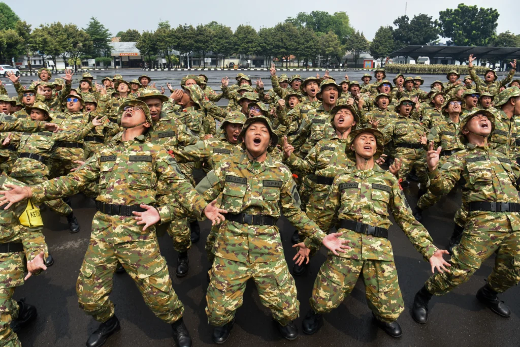 Sejumlah peserta program Sarjana Penggerak Pembangunan Indonesia (SPPI) meneriakkan yel-yel saat mengikuti Pelatihan Dasar Kemiliteran (Latsarmil) calon manajer Koperasi Desa Merah Putih (KDMP) di Brigif 1 Marinir Cilandak, Jakarta, Kamis (25/6/2026).
