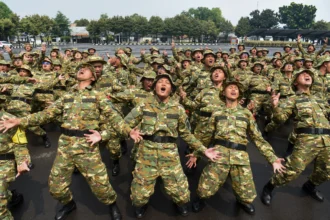 Sejumlah peserta program Sarjana Penggerak Pembangunan Indonesia (SPPI) meneriakkan yel-yel saat mengikuti Pelatihan Dasar Kemiliteran (Latsarmil) calon manajer Koperasi Desa Merah Putih (KDMP) di Brigif 1 Marinir Cilandak, Jakarta, Kamis (25/6/2026).