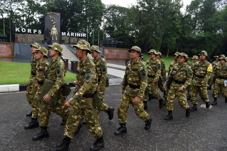Sejumlah peserta program Sarjana Penggerak Pembangunan Indonesia (SPPI) berlatih Peraturan Baris Berbaris (PBB) saat mengikuti Pelatihan Dasar Kemiliteran (Latsarmil) calon manajer Koperasi Desa Merah Putih (KDMP) di Brigif 1 Marinir Cilandak, Jakarta, Kamis (25/6/2026).