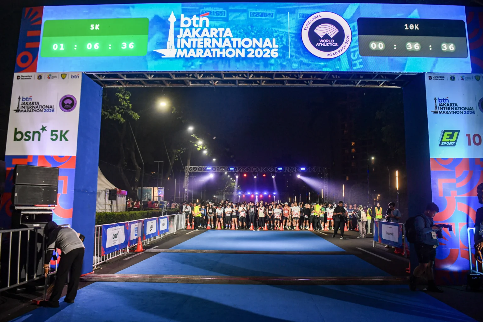 Peserta bersiap berlari saat mengikuti BTN Jakarta International Marathon (JAKIM) 2026 kategori 5K dan 10K di kawasan Gelora Bung Karno Senayan, Jakarta