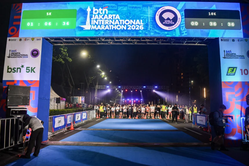 Peserta bersiap berlari saat mengikuti BTN Jakarta International Marathon (JAKIM) 2026 kategori 5K dan 10K di kawasan Gelora Bung Karno Senayan, Jakarta