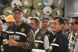 Menteri Keuangan PurbayaÂ Yudhi Sadewa (kiri) didampingi Direktur Jenderal Bea Cukai Djaka Budi Utama (kedua kanan) saat meninjau Pelabuhan Tanjung Priok, Jakarta, Sabtu (6/6/2026).