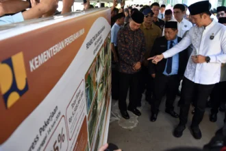 Menteri Koordinator Bidang Infrastruktur dan Pembangunan Kewilayahan Agus Harimurti Yudhoyono (kanan) berbincang dengan Wali Kota Bogor Dedie A. Rachim (kiri) dan Wakil Wali Kota Bogor Jenal Mutaqin (kedua kiri) saat meninjau progres rehabilitasi dan renovasi di Madrasah Tsanawiyah Negeri (MTsN) 1 Kota Bogor, Jawa Barat, Jumat (19/6/2026).