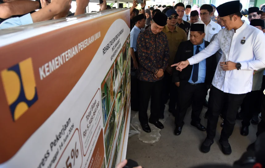 Menteri Koordinator Bidang Infrastruktur dan Pembangunan Kewilayahan Agus Harimurti Yudhoyono (kanan) berbincang dengan Wali Kota Bogor Dedie A. Rachim (kiri) dan Wakil Wali Kota Bogor Jenal Mutaqin (kedua kiri) saat meninjau progres rehabilitasi dan renovasi di Madrasah Tsanawiyah Negeri (MTsN) 1 Kota Bogor, Jawa Barat, Jumat (19/6/2026).