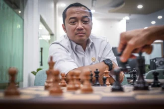 Mensesneg Prasetyo Hadi bermain catur disela berbincang dengan wartawan di ruang media, kompleks Istana Kepresidenan, Jakarta, Kamis (4/6/2025).