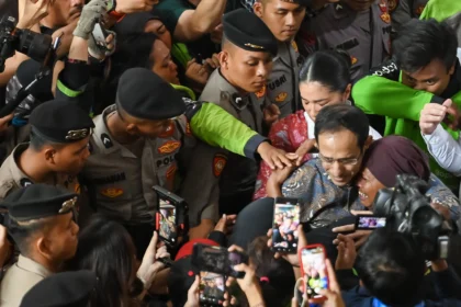 Terdakwa kasus dugaan korupsi pengadaan Chromebook dalam program digitalisasi pendidikan di Kemendikbudristek Nadiem Anwar Makarim (kedua kanan) didampingi istrinya Franka Franklin (ketiga kanan) berjalan meninggalkan ruangan seusai mengikuti sidang pembacaan putusan (vonis) di Pengadilan Tipikor, Jakarta, Selasa (30/6/2026).